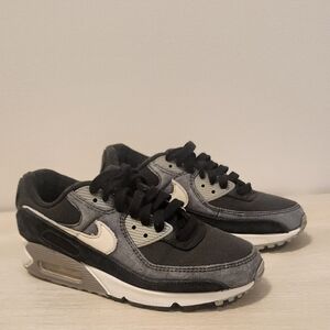 Nike Women's AirMax Sneakers in Black and White Size 5.5JR